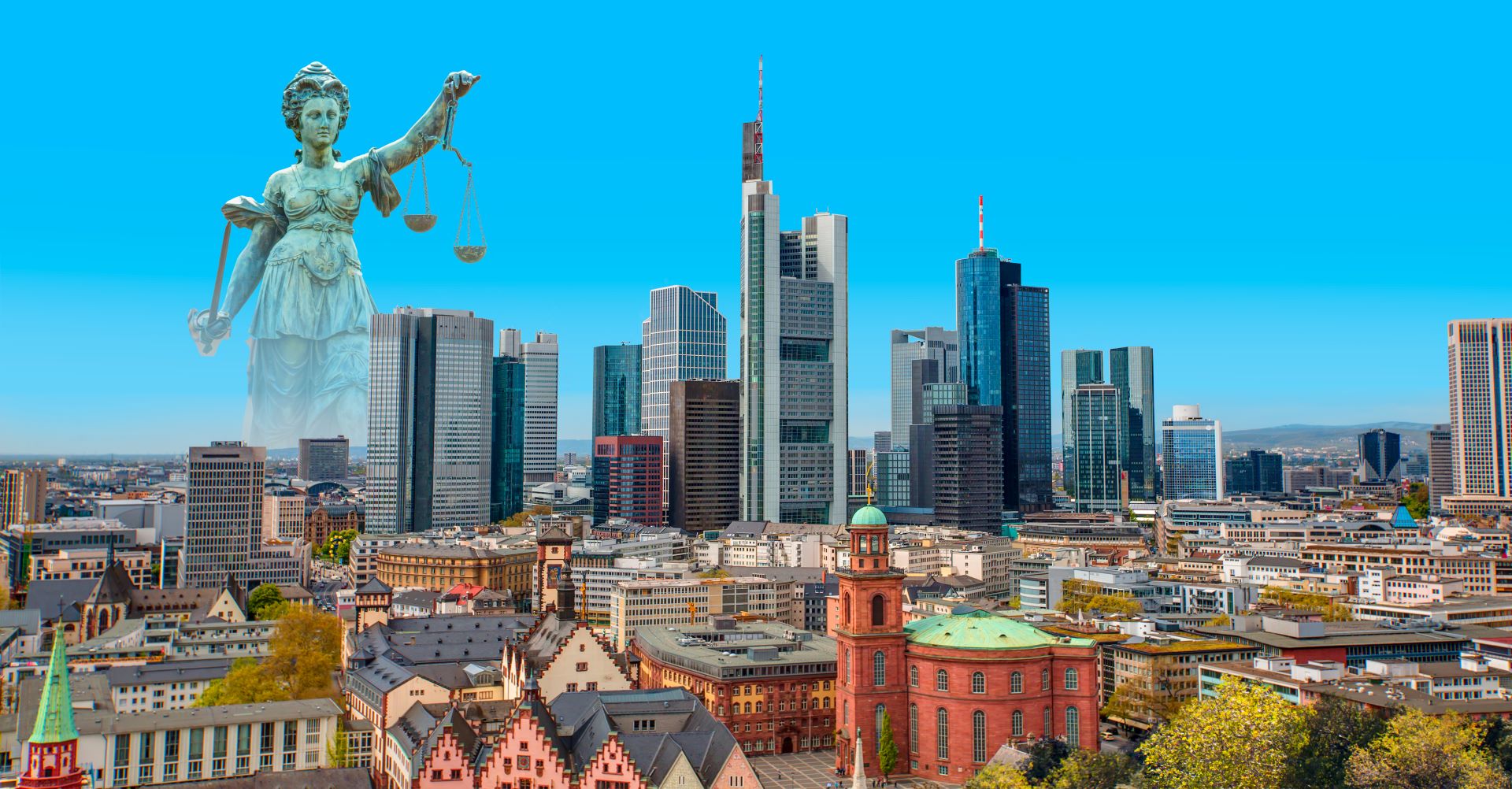 Lady Justice Skulptur auf dem Römerberg - Skyline über dem Main bei Vollmond - Frankfurt ist das Finanzzentrum des Landes, Deutschland 