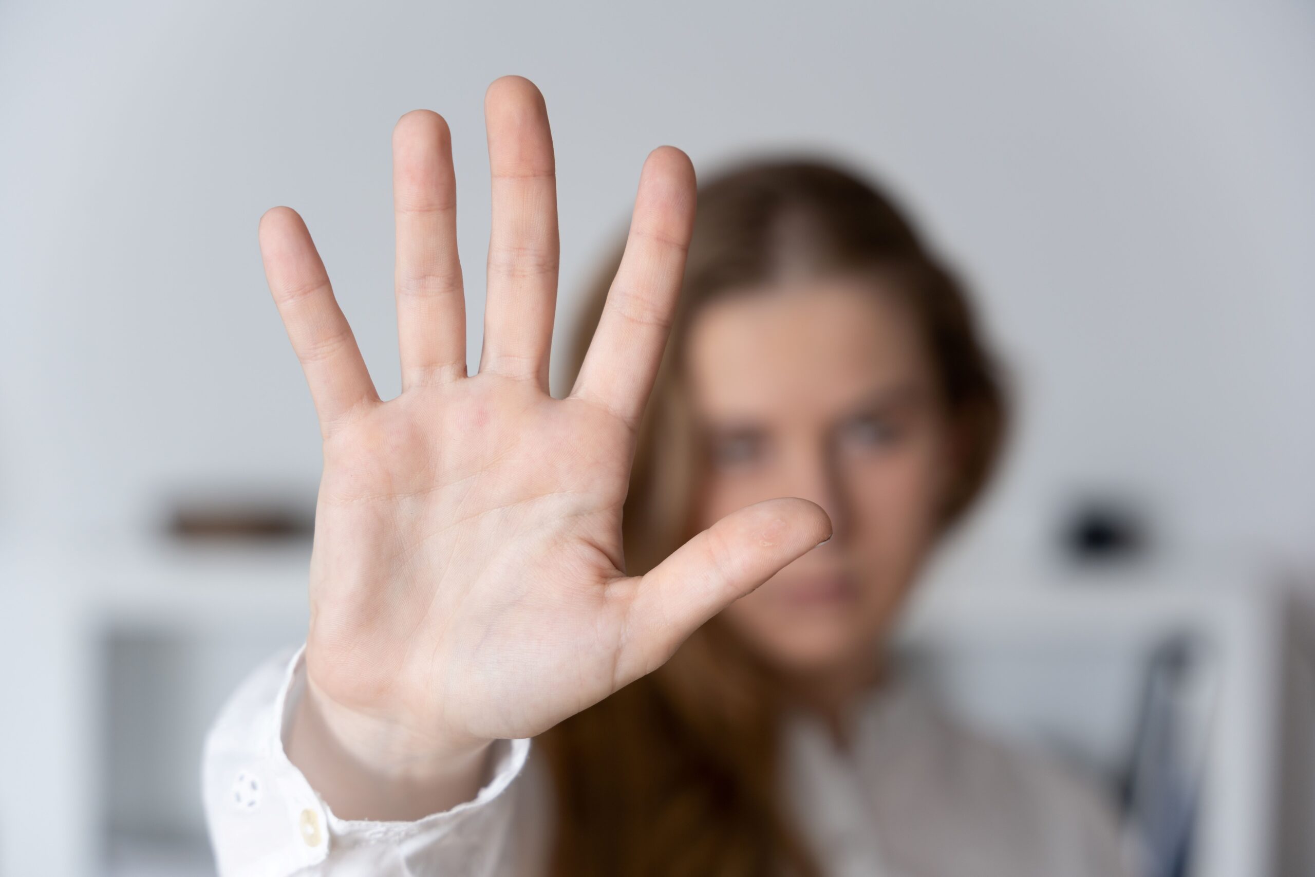 Frau macht Stoppschild mit Hand. Konzept häuslicher und sexueller Gewalt