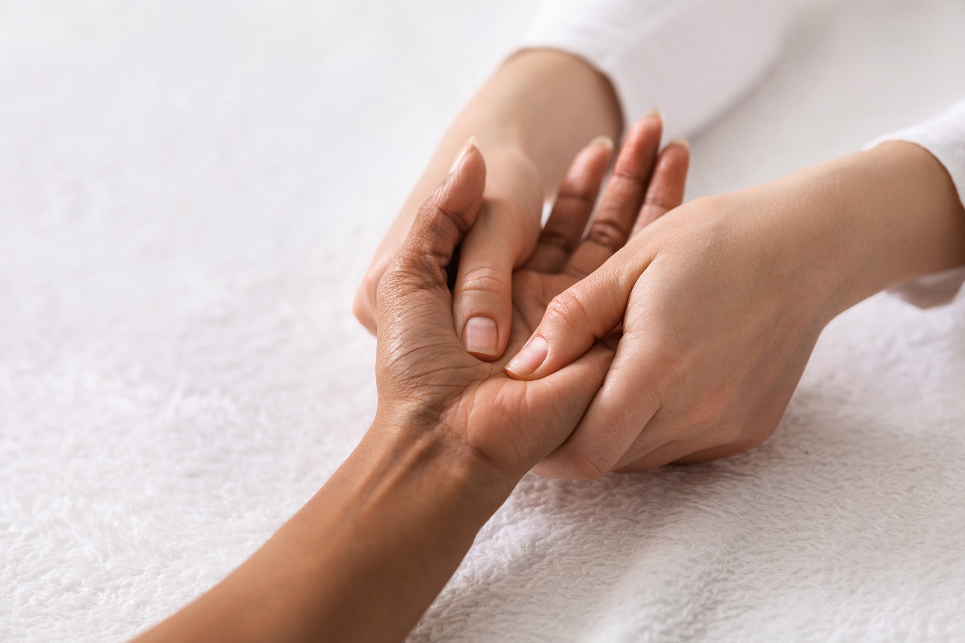 Handmassage auf Massageliege