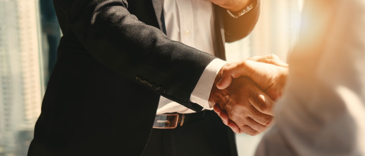 Business Handschlag als Symbol fuer langfristige Bindung durch kluge kundengeschenke