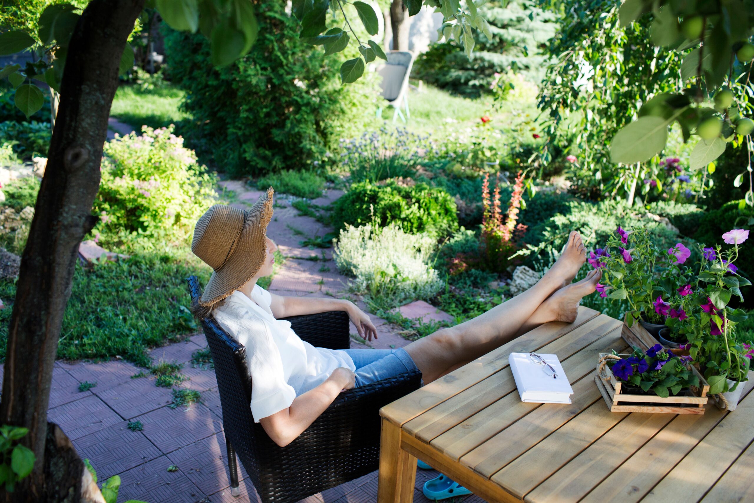 Frau entspannt im Garten und überlegt, ob sich ein Pool Komplettset für sie lohnt