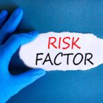Blaue Hand hält Risiko-Faktor Hinweis | Brandwache