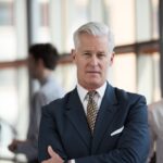 Älterer Geschäftsmann mit verschränkten Armen | Einkauf Verhandlungsstrategien