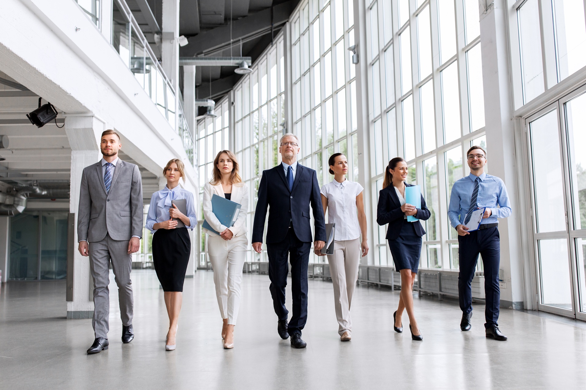 Geschäftsteam läuft gemeinsam nach vorne | Einkauf Verhandlungsstrategien