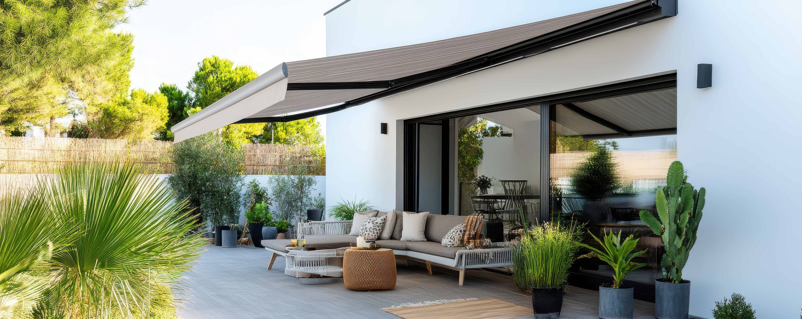 Stylische Außenpatio mit modernen Möbeln
