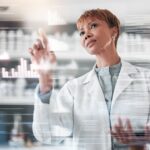 Wissenschaftlerin im Labor analysiert klinische Daten fuer Post Market Clinical Follow-Up zur Qualitaetssicherung von Medizinprodukten