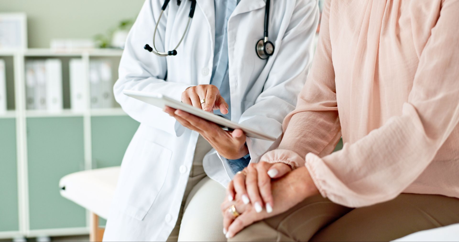 Aerztin dokumentiert Patientenfeedback auf Tablet fuer Post Market Clinical Follow-Up im Rahmen der Medizintechnik
