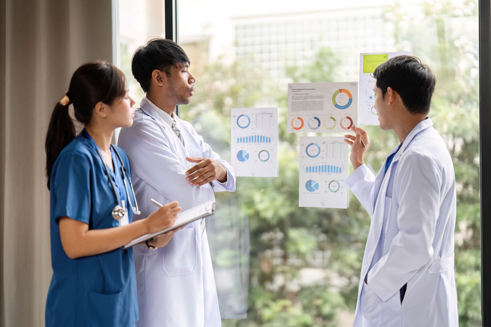 Aerzteteam bespricht klinische Diagramme und Auswertungen fuer Post Market Clinical Follow-Up Prozesse