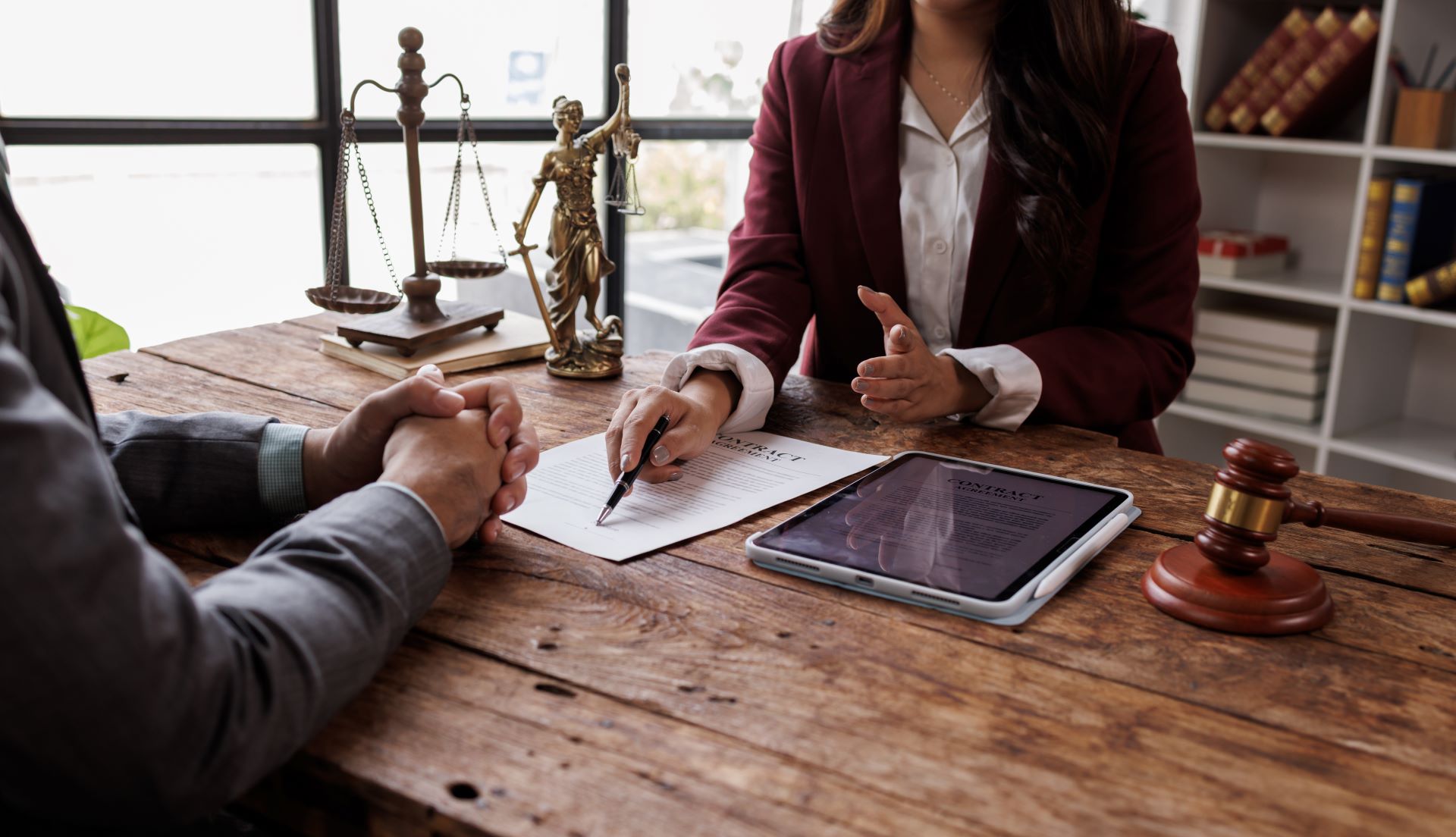 Juristische Übersetzungen Vertragsgespräch mit Anwalt