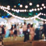 Unschärfeaufnahme eines sommerlichen Lichterfests im Freien, ideal für Open-Air-Events in Eventlocations NRW