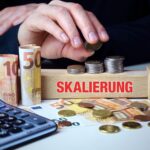 Geldstapel und Euroscheine neben Skalierungsschriftzug | Automatisierungslösungen