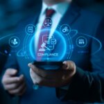 Geschäftsmann hält Smartphone mit Compliance-Symbol | FDA Zulassung