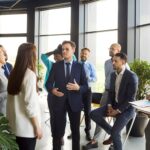 Gruppe von Mitarbeitern im Gespraech bei einem Teammeeting | Düsseldorf Tagungsräume