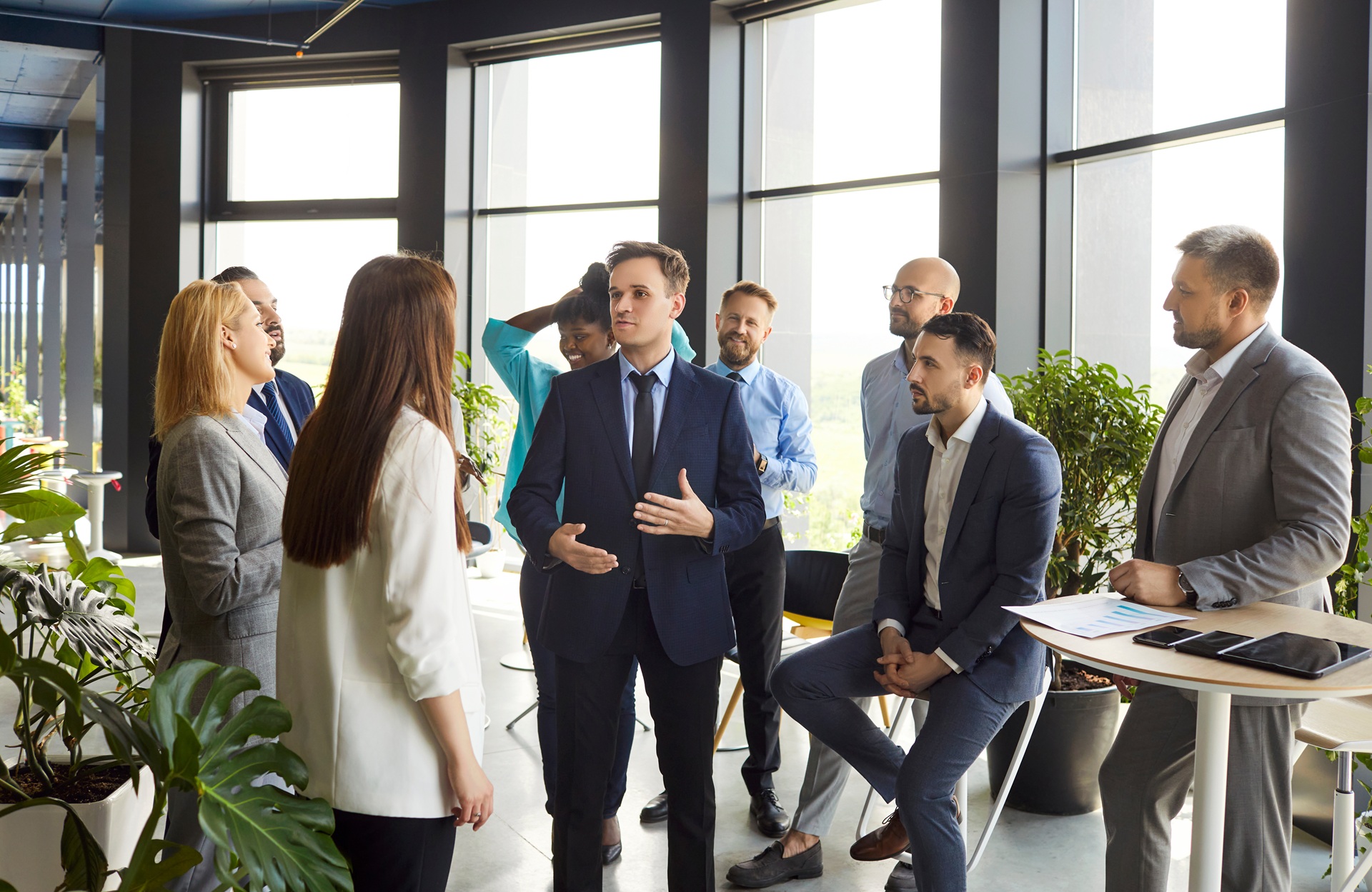Gruppe von Mitarbeitern im Gespraech bei einem Teammeeting | Düsseldorf Tagungsräume